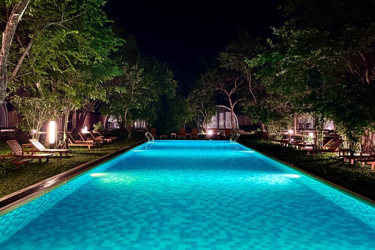 Nivadoo Resort Сігірія Екстер'єр фото The swimming pool at the hotel