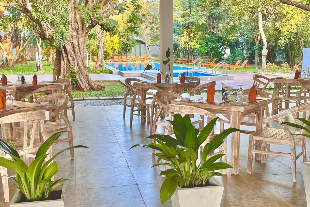 Nivadoo Resort Сігірія Екстер'єр фото The restaurant at the hotel