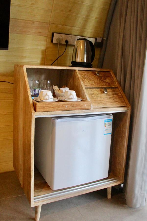 Nivadoo Resort Сігірія Екстер'єр фото A small refrigerator in a hotel room