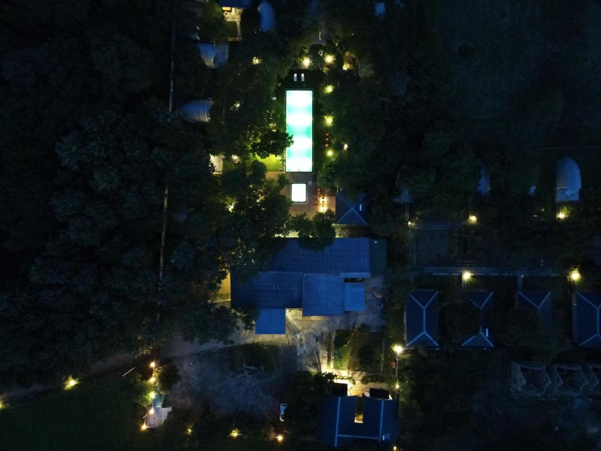 Nivadoo Resort Сігірія Екстер'єр фото Aerial view of the house at night