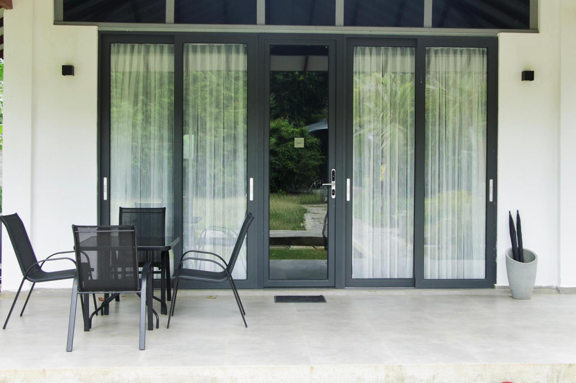 Nivadoo Resort Сігірія Номер фото A set of sliding doors
